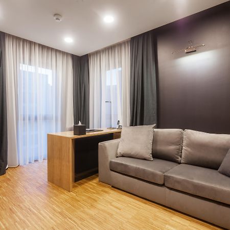 Hotel Platinia Клуж-Напока Екстериор снимка A living room with a sofa