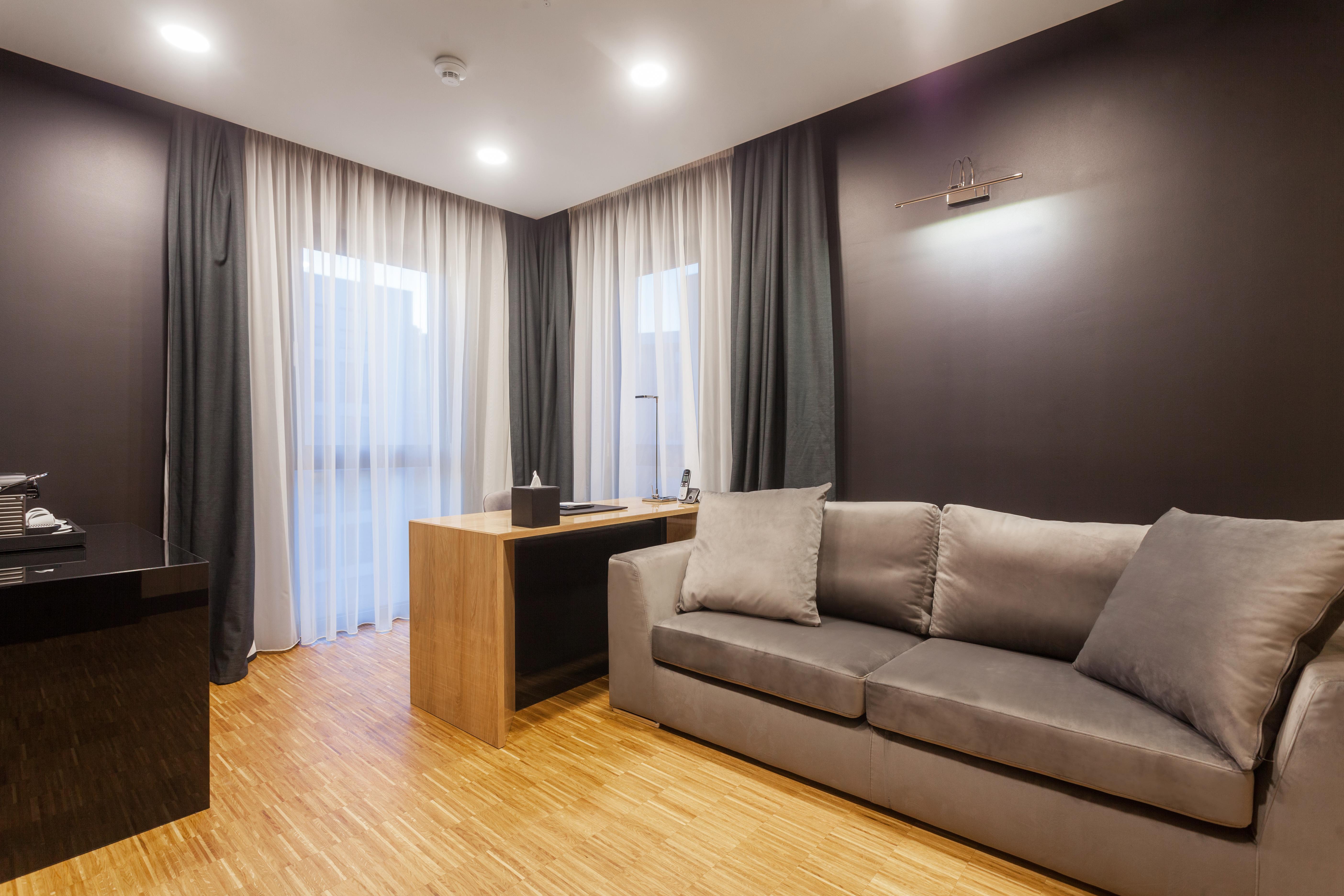 Hotel Platinia Клуж-Напока Екстериор снимка A living room with a sofa