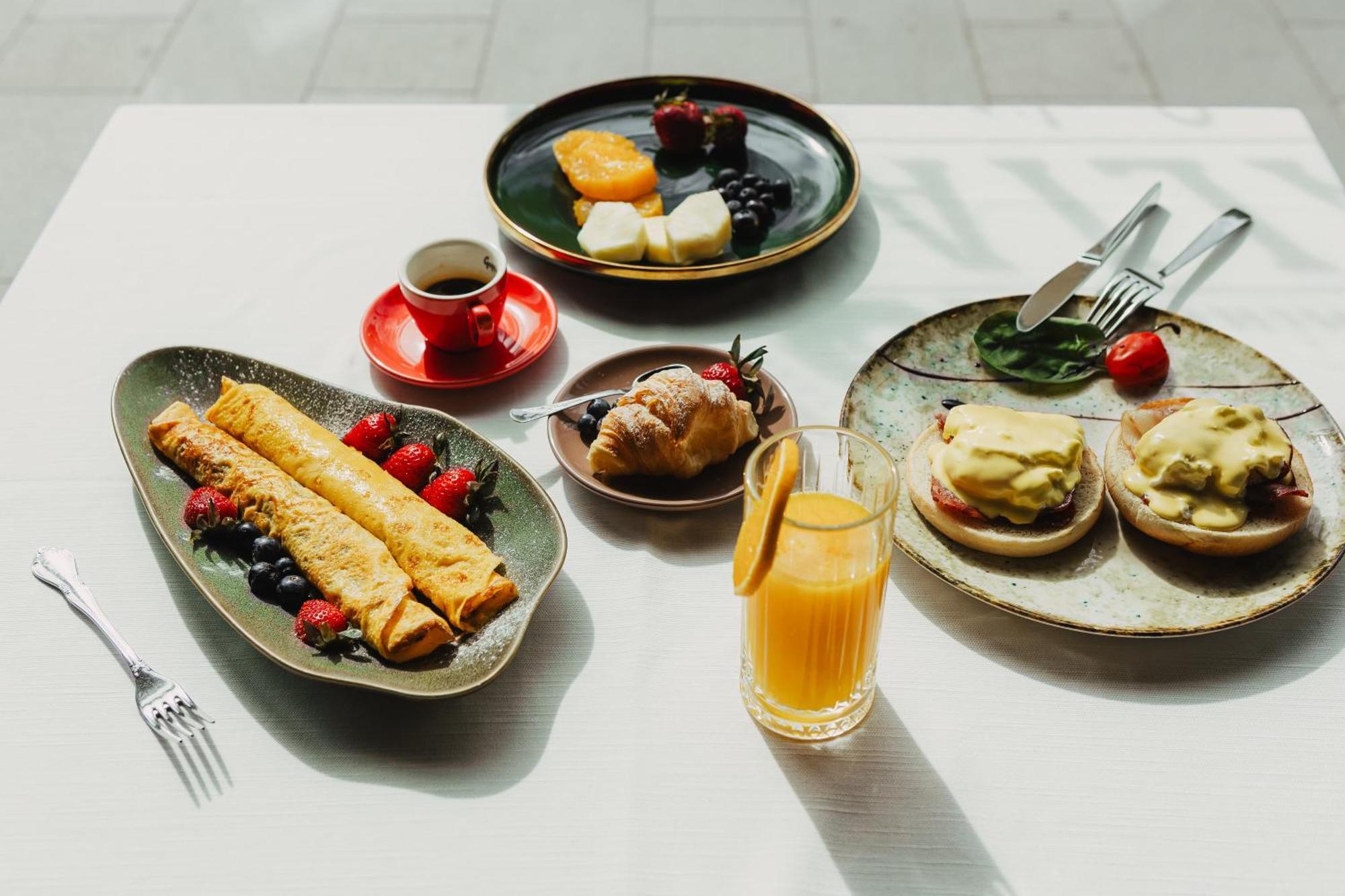 Hotel Platinia Клуж-Напока Екстериор снимка Breakfast at the Hotel
