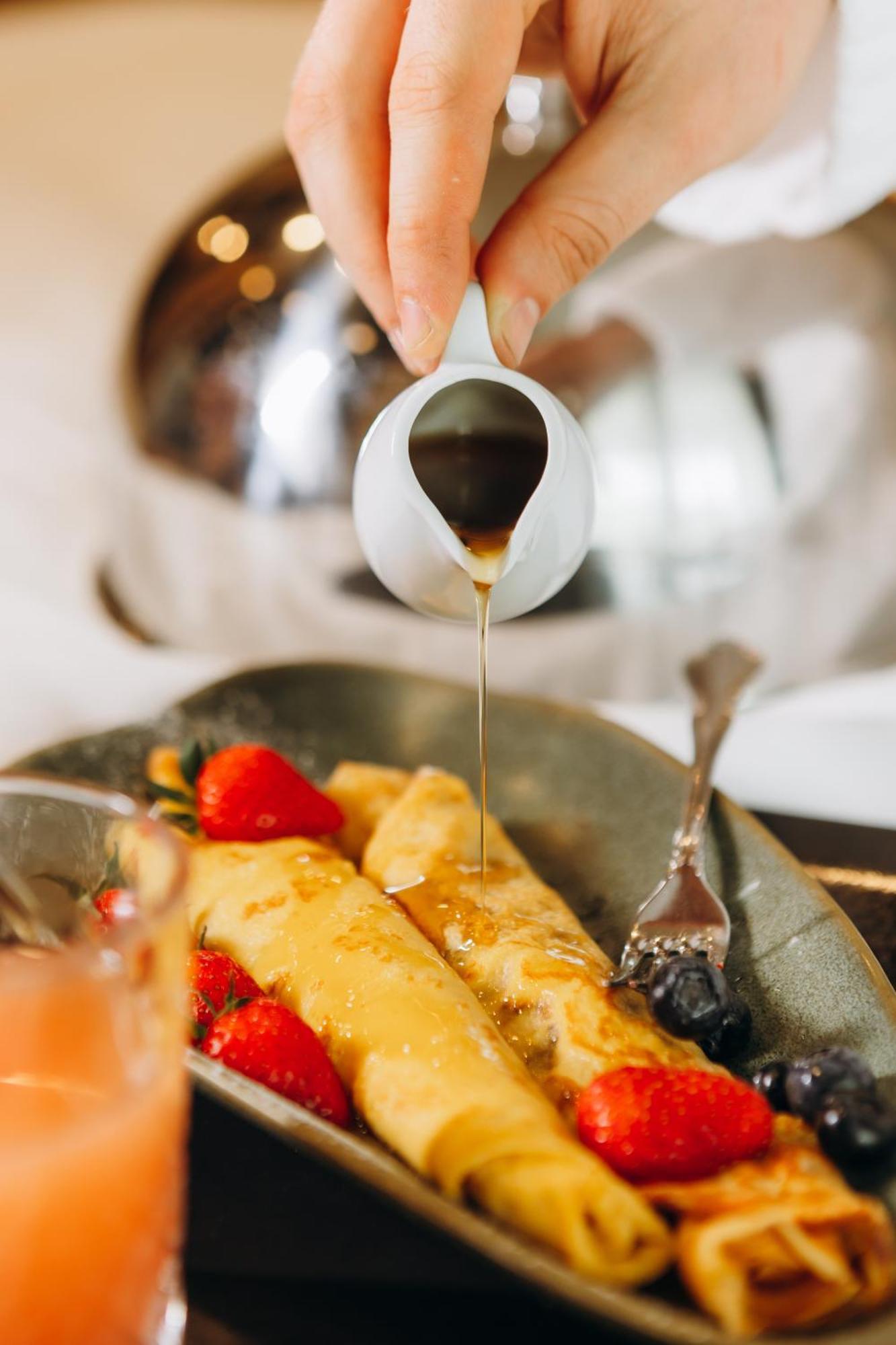 Hotel Platinia Клуж-Напока Екстериор снимка Maple syrup being poured onto crêpes