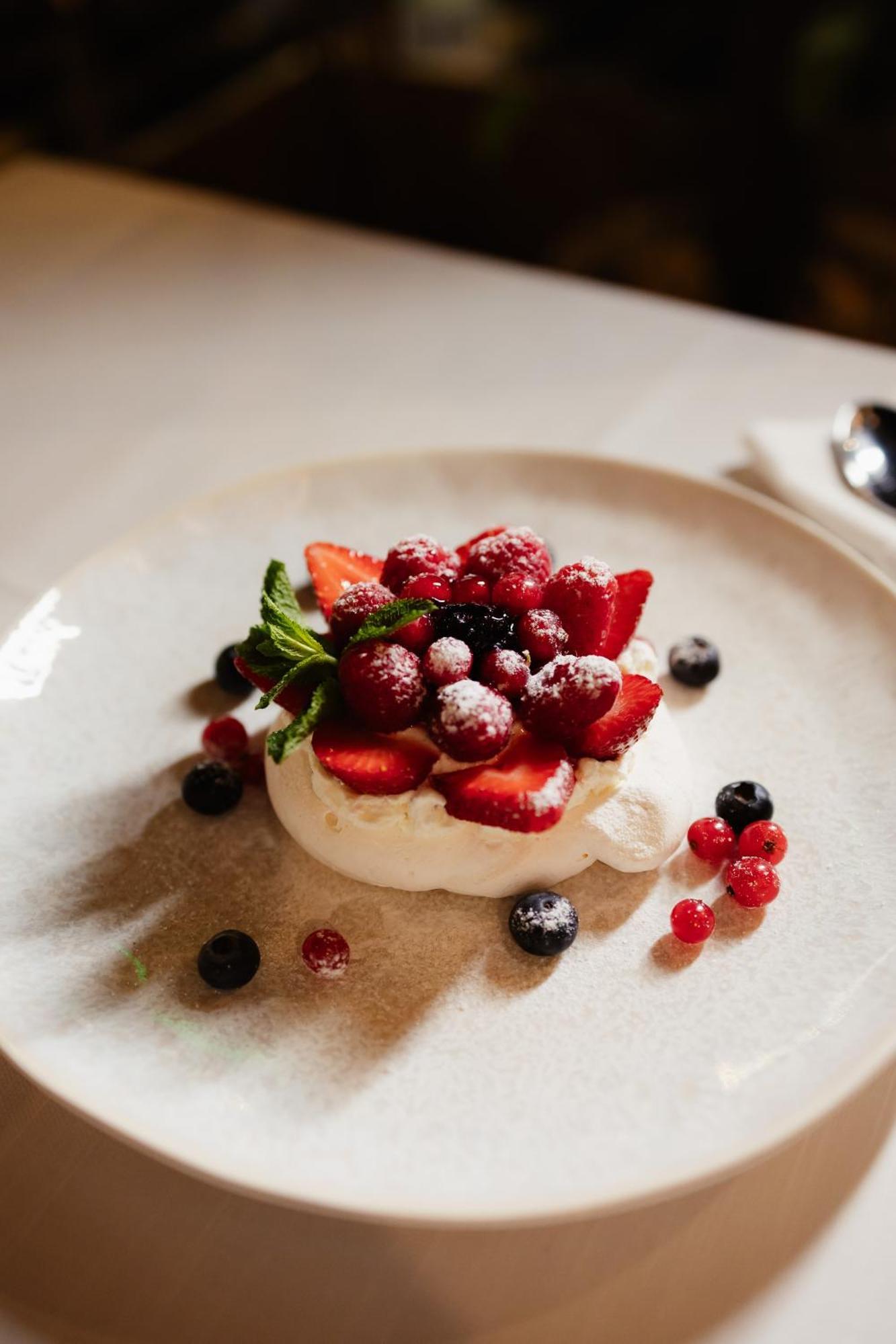 Hotel Platinia Клуж-Напока Екстериор снимка Pavlova with mixed berries