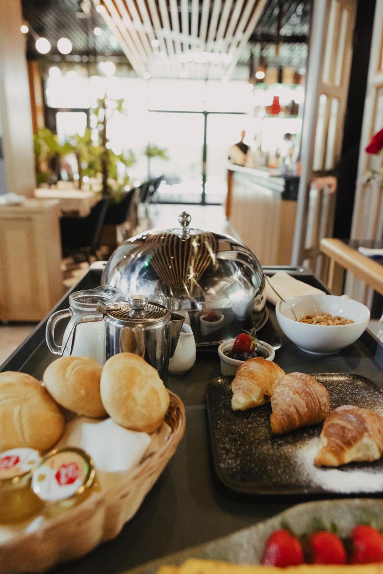 Hotel Platinia Клуж-Напока Екстериор снимка A stainless steel tea pot