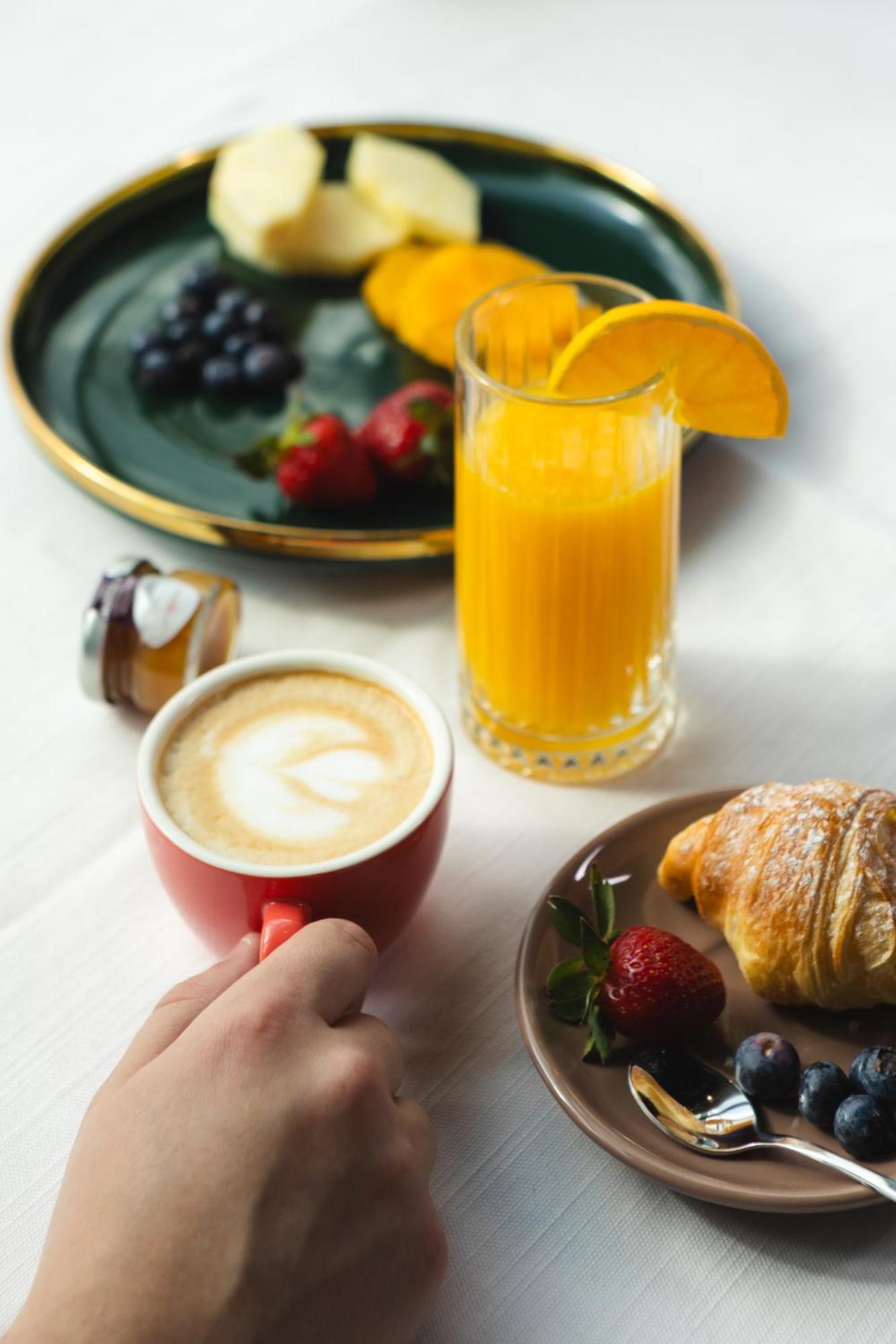 Hotel Platinia Клуж-Напока Екстериор снимка A typical continental breakfast