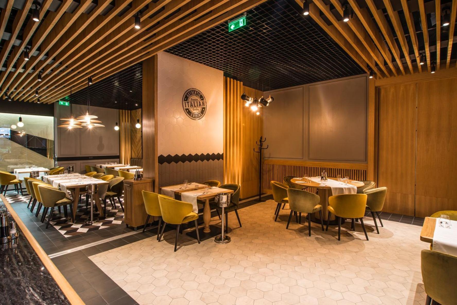 Hotel Platinia Клуж-Напока Екстериор снимка Restaurant in the airport
