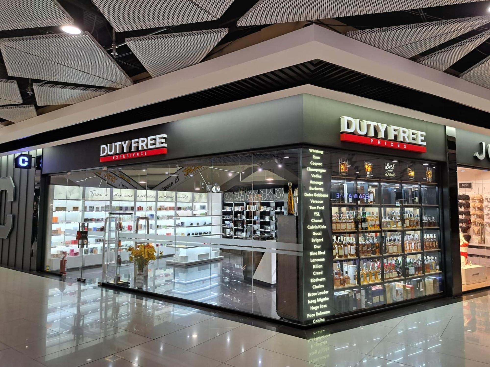 Hotel Platinia Клуж-Напока Екстериор снимка Duty Free at the airport