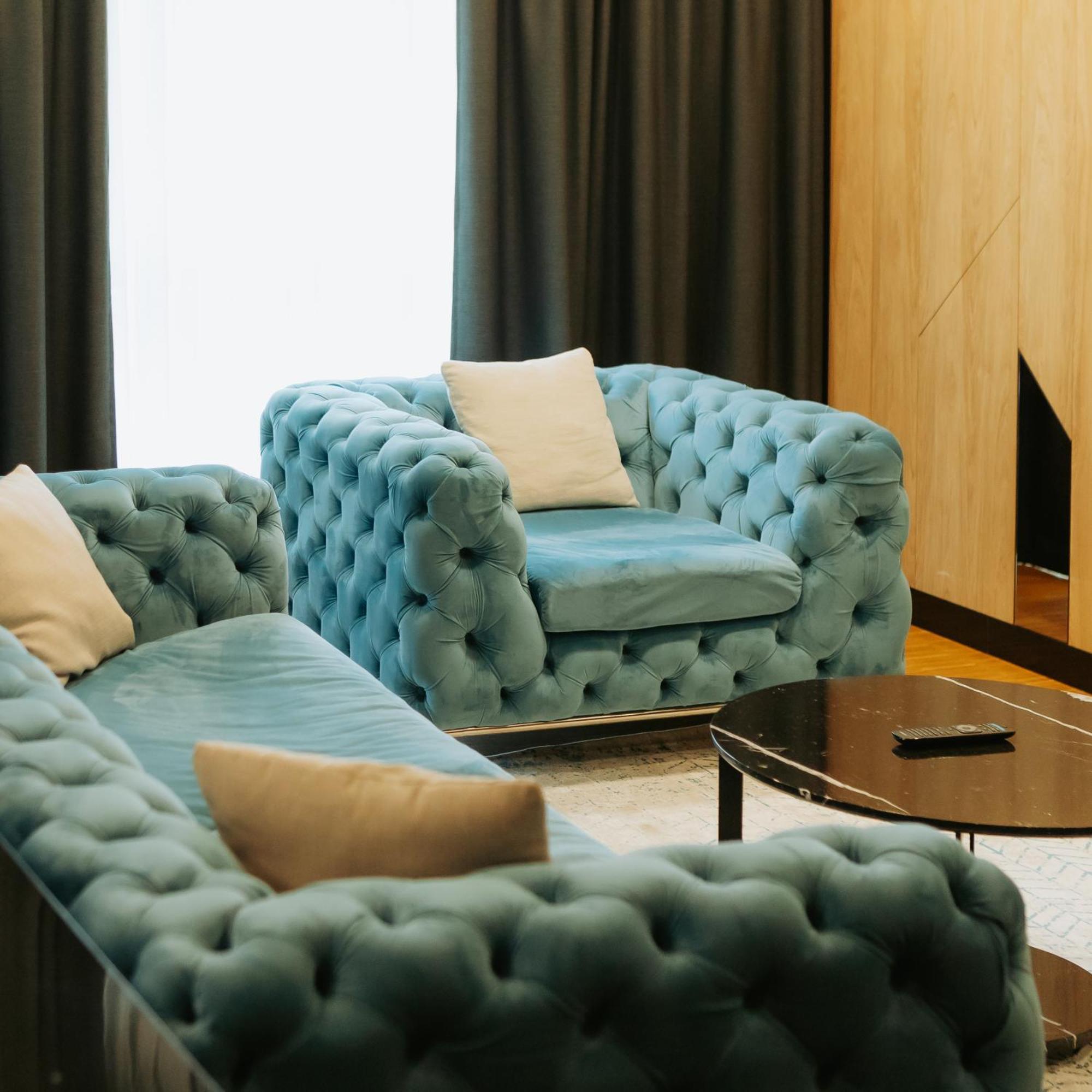 Hotel Platinia Клуж-Напока Екстериор снимка A blue velvet Chesterfield sofa