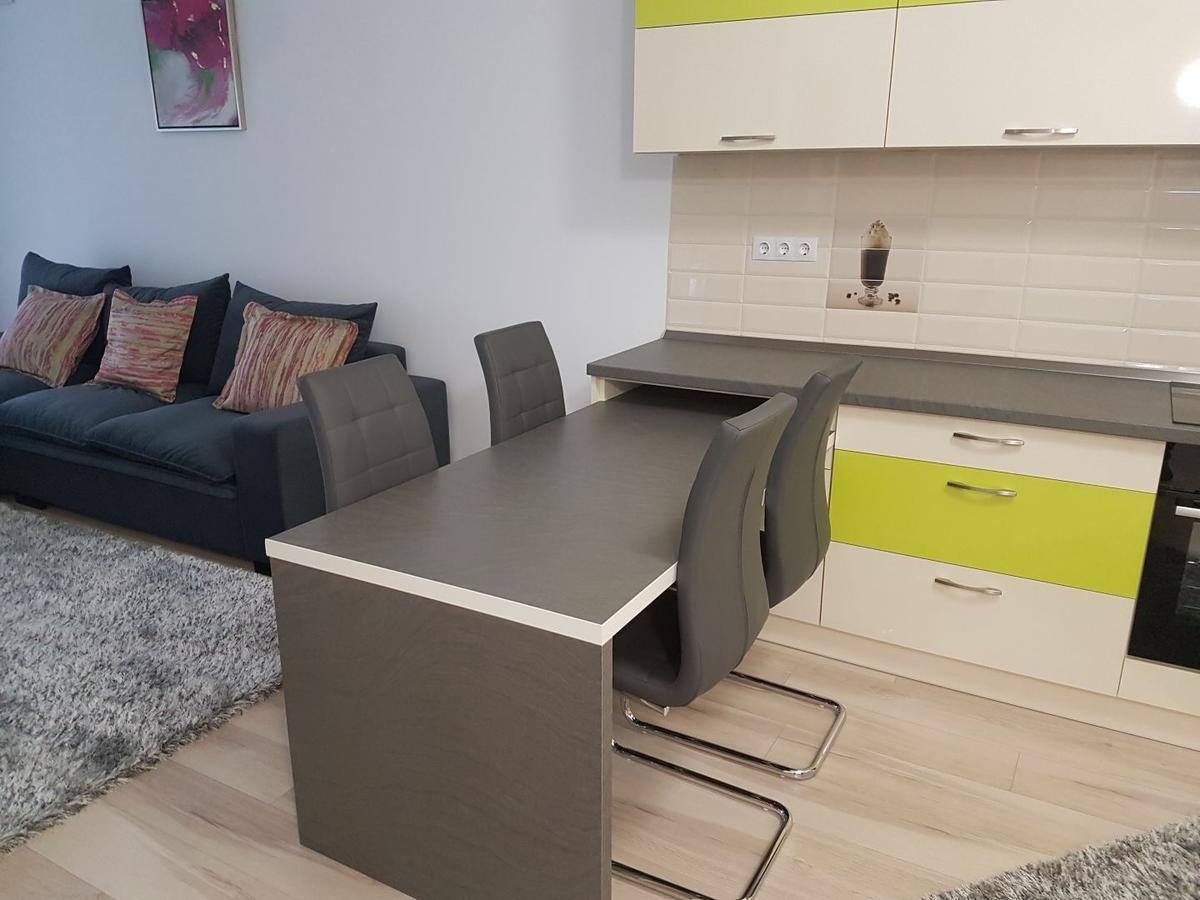Hotel Platinia Клуж-Напока Екстериор снимка A modern kitchen