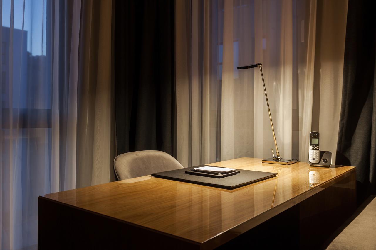 Hotel Platinia Клуж-Напока Екстериор снимка A desk in a hotel room