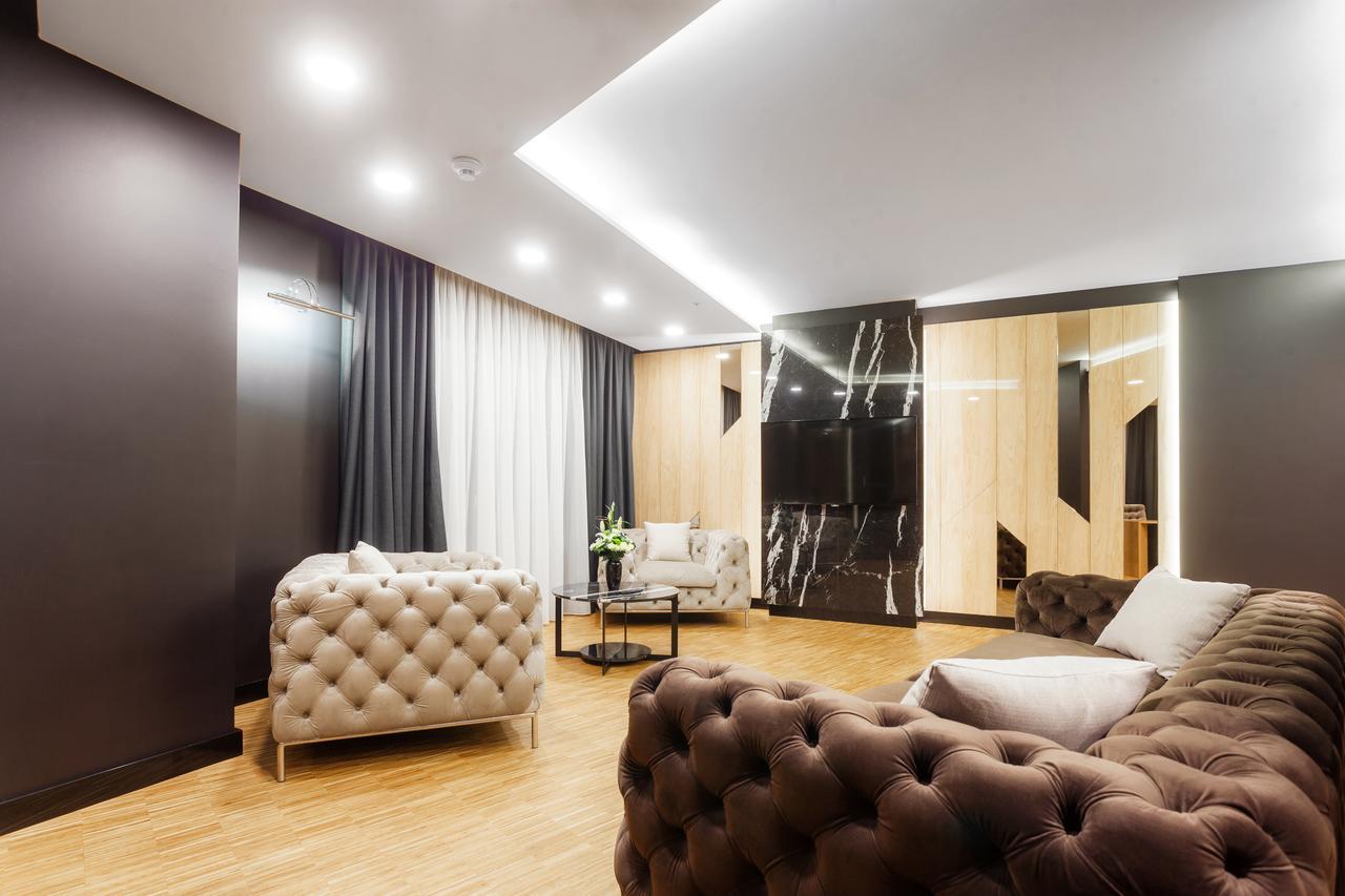 Hotel Platinia Клуж-Напока Екстериор снимка A living room with a suspended ceiling